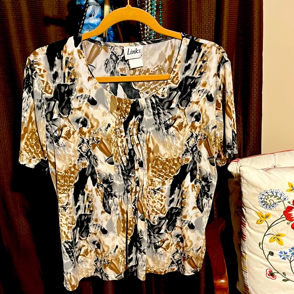 Women’s top size M